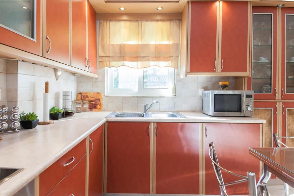 Scenic Balcony Apt In Vibrant Petralona Athen Exterior foto